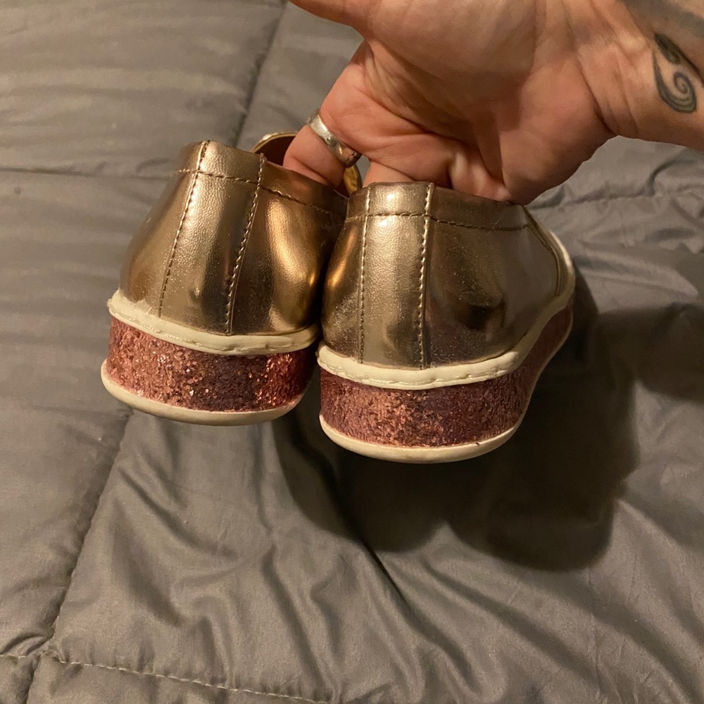 ✨CLEARANCE✨  Gold sneakers w/sparkly rose gold sole - Picture 3 of 8
